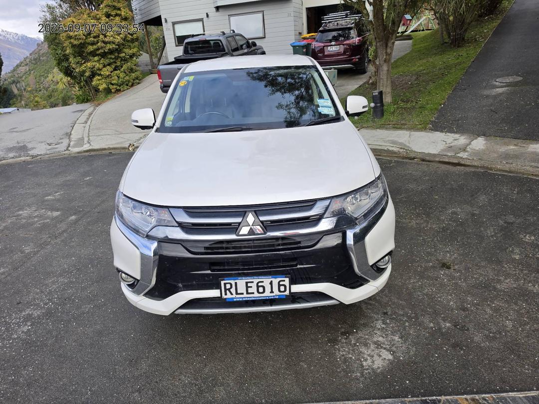 Photo '2' of Mitsubishi Outlander Phev Photo '2' of Mitsubishi Outlander Phev