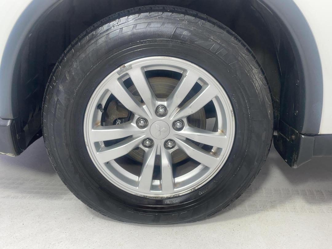 Photo '10' of Mitsubishi Outlander
