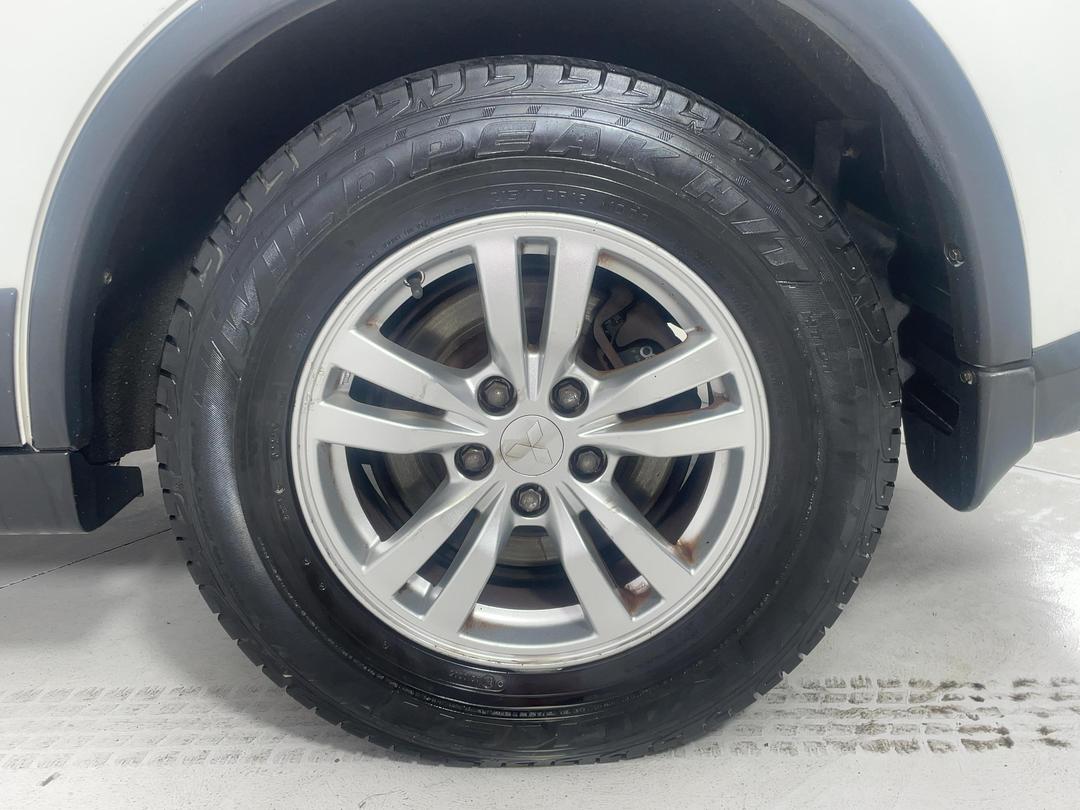 Photo '11' of Mitsubishi Outlander