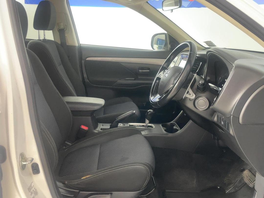Photo '16' of Mitsubishi Outlander