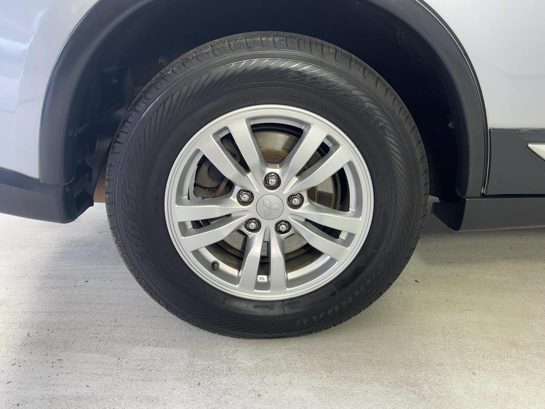 Photo '12' of Mitsubishi Outlander