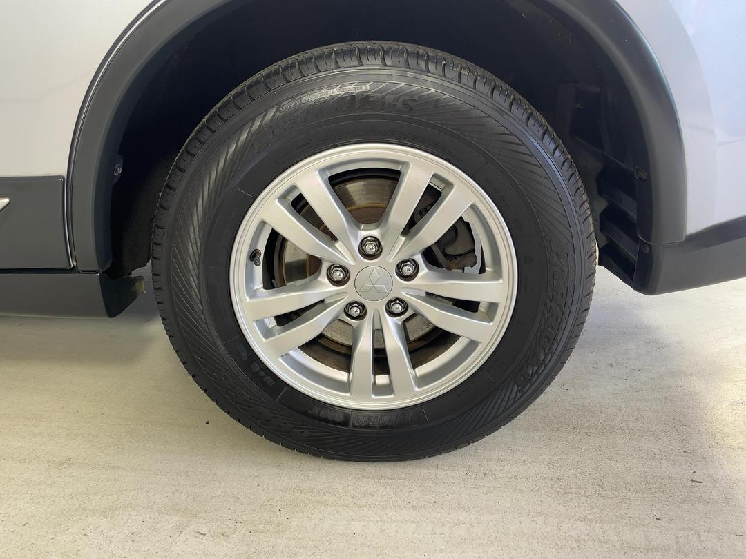 Photo '11' of Mitsubishi Outlander