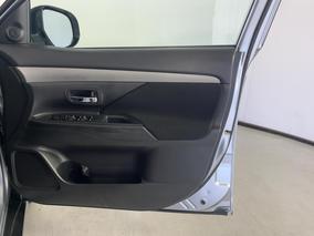 Photo '15' of Mitsubishi Outlander