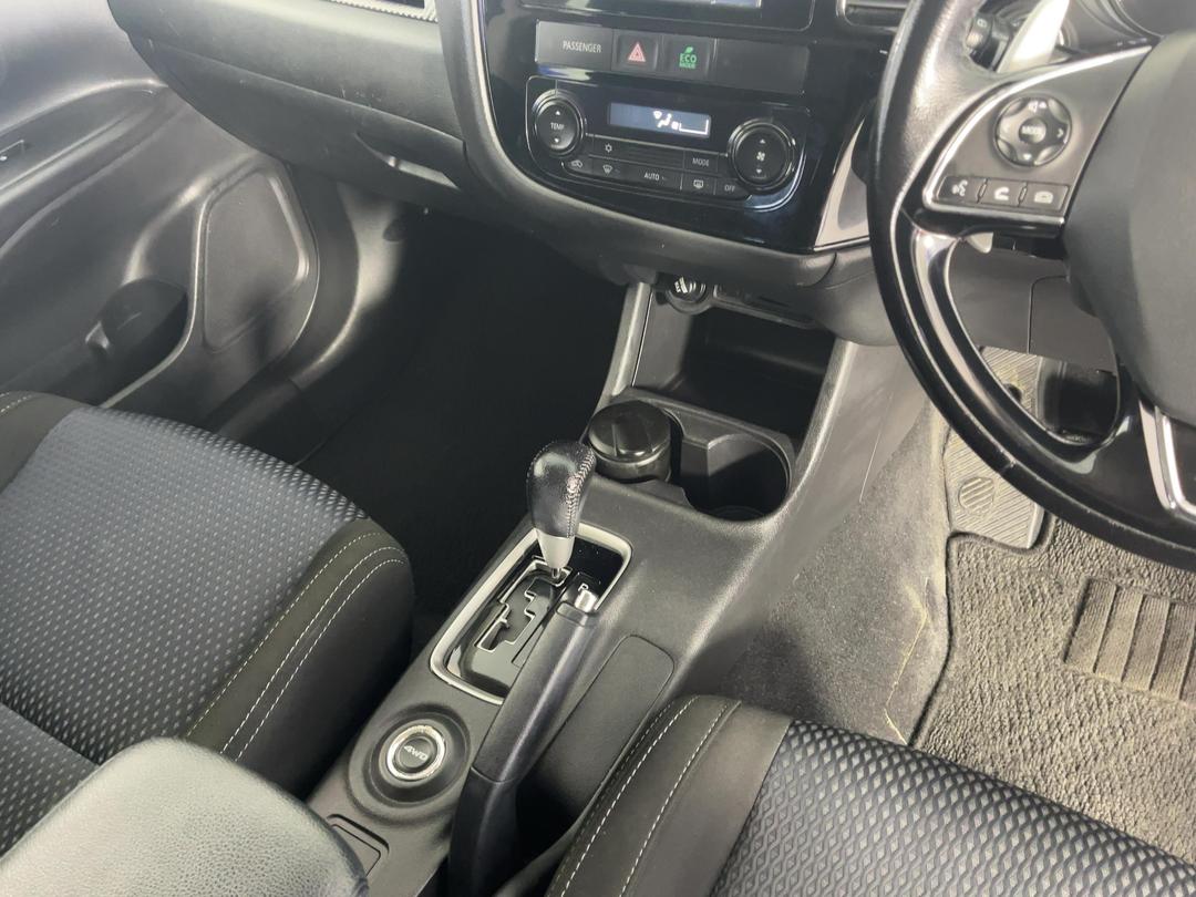 Photo '18' of Mitsubishi Outlander
