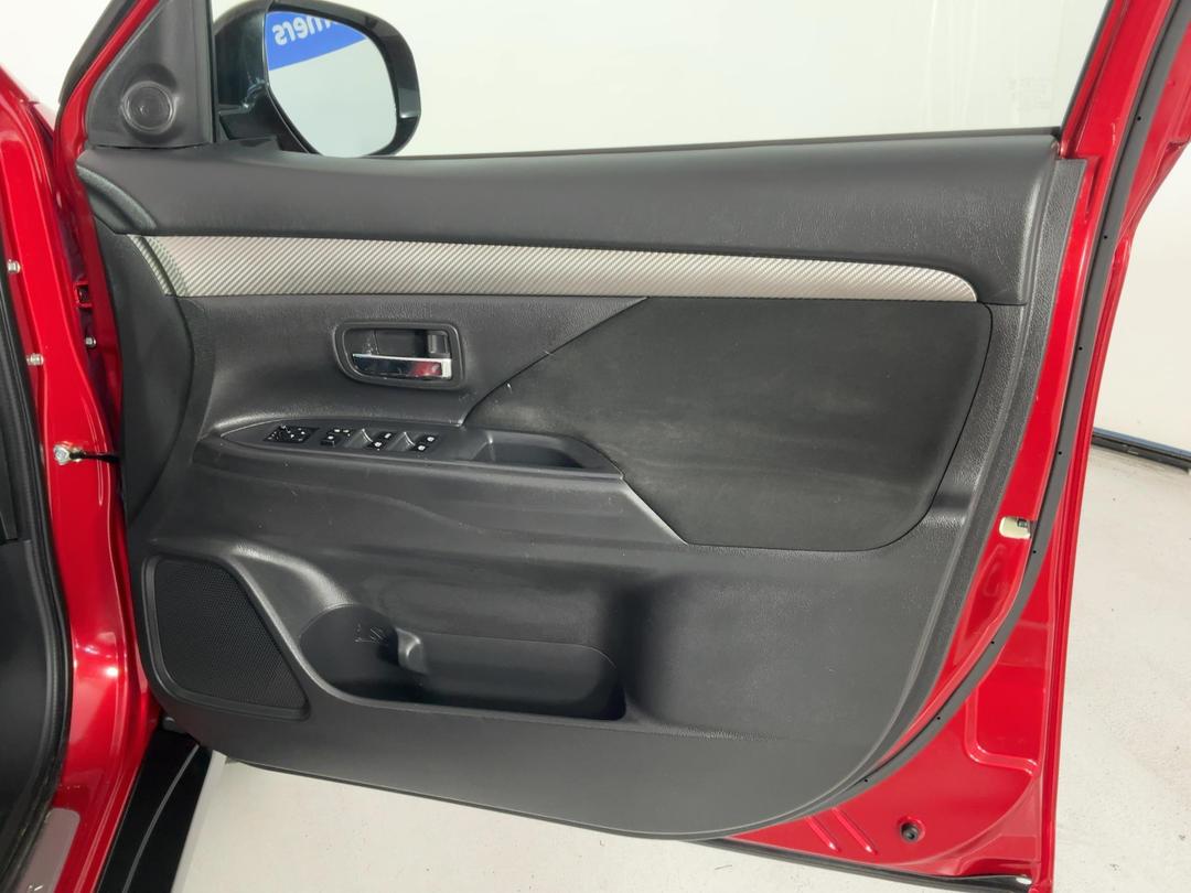 Photo '15' of Mitsubishi Outlander