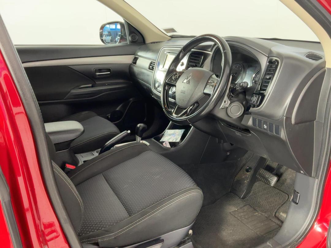 Photo '16' of Mitsubishi Outlander