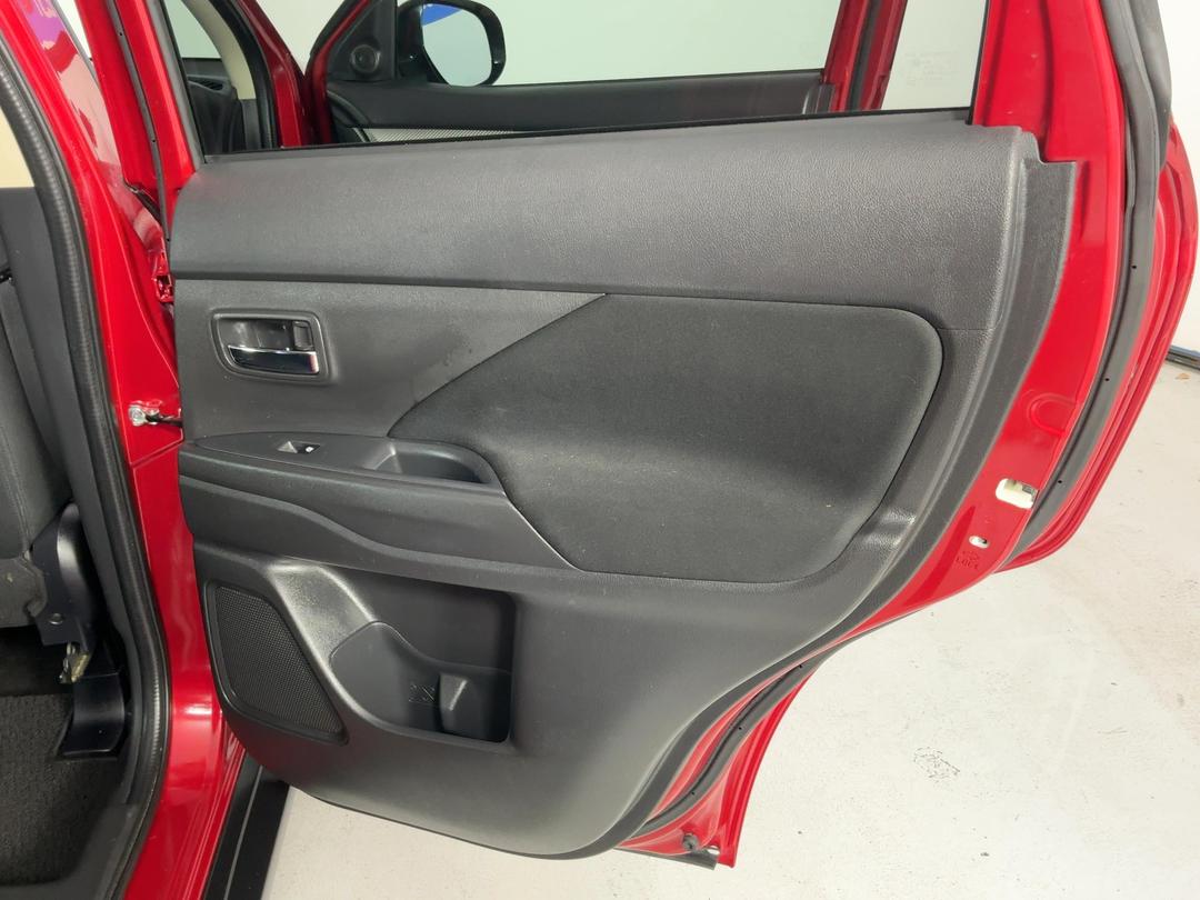 Photo '19' of Mitsubishi Outlander
