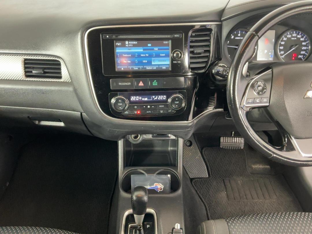 Photo '18' of Mitsubishi Outlander