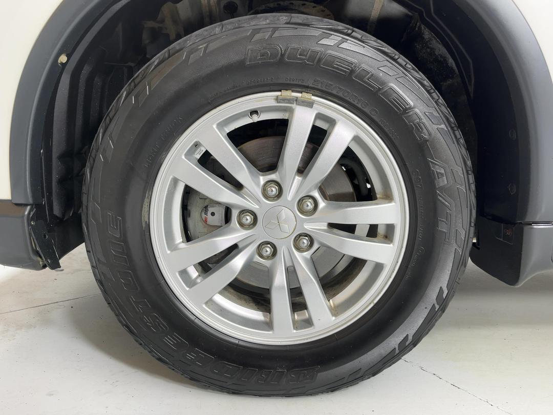 Photo '10' of Mitsubishi Outlander