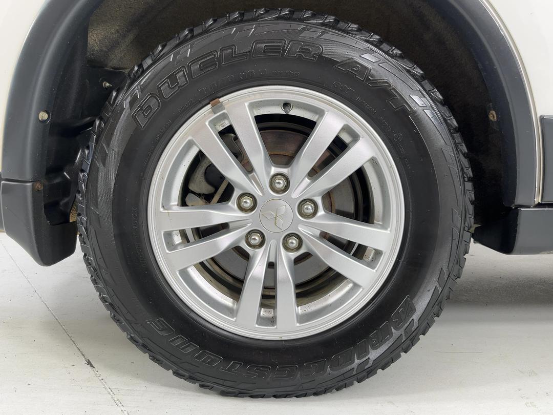 Photo '12' of Mitsubishi Outlander
