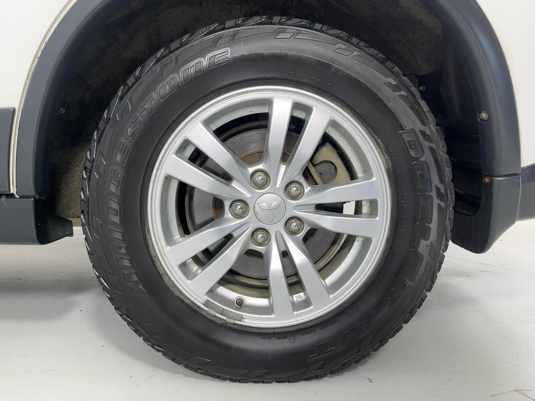 Photo '11' of Mitsubishi Outlander