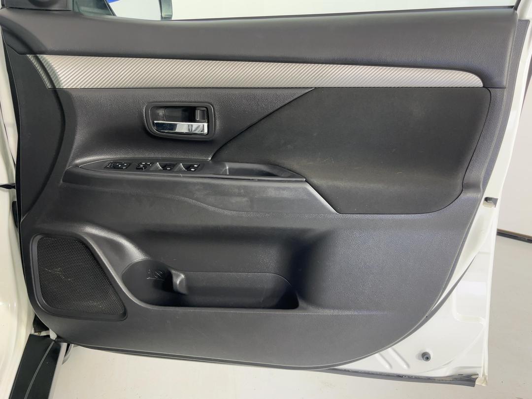 Photo '15' of Mitsubishi Outlander