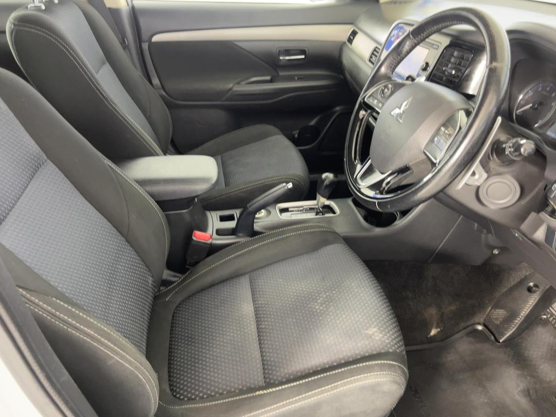 Photo '16' of Mitsubishi Outlander