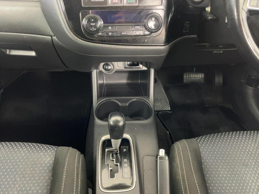 Photo '18' of Mitsubishi Outlander
