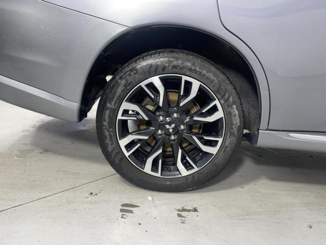 Photo '12' of Mitsubishi Outlander