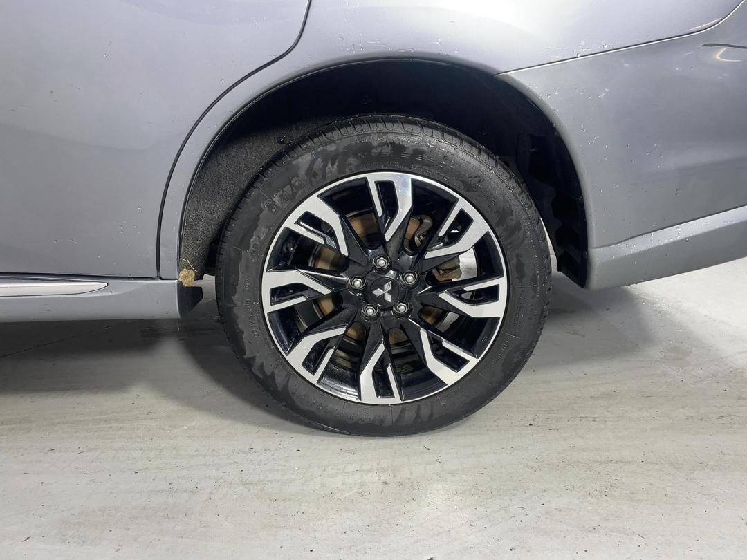Photo '11' of Mitsubishi Outlander