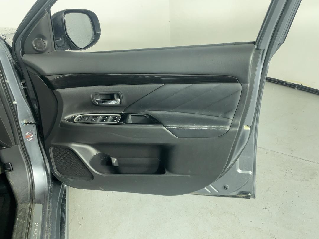 Photo '15' of Mitsubishi Outlander