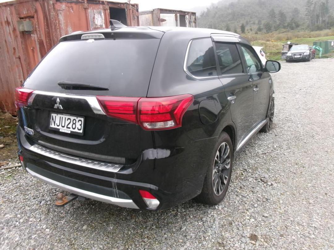 Photo '9' of Mitsubishi Outlander Phev Photo '9' of Mitsubishi Outlander Phev