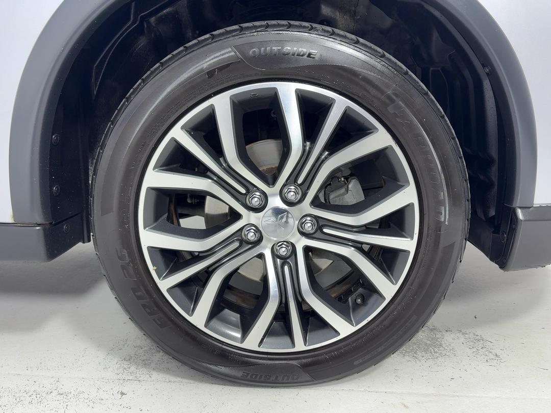 Photo '9' of Mitsubishi Outlander