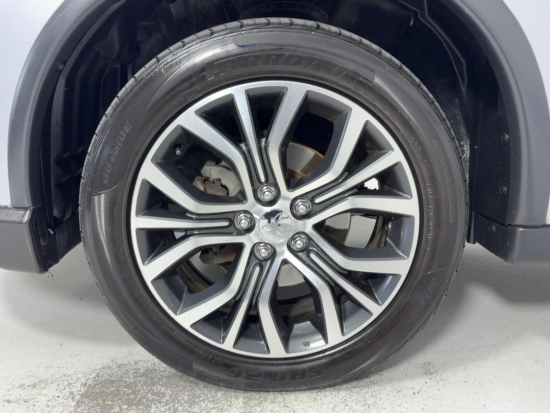 Photo '10' of Mitsubishi Outlander
