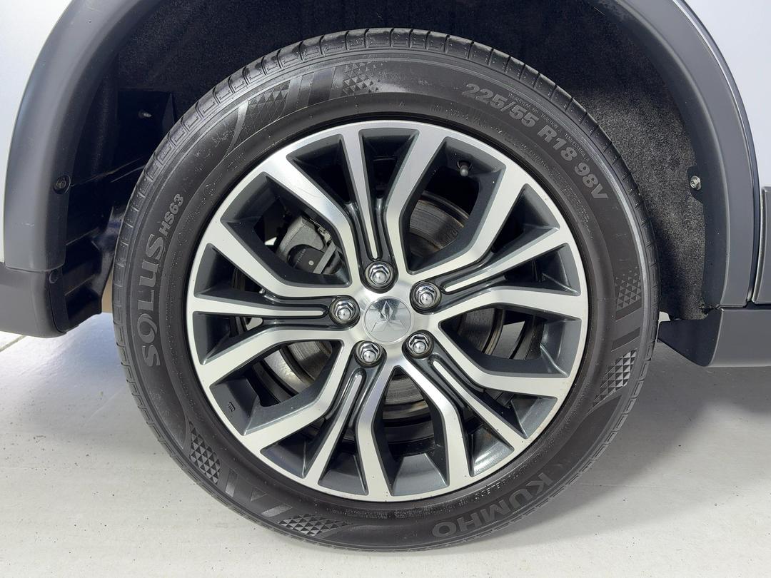 Photo '12' of Mitsubishi Outlander