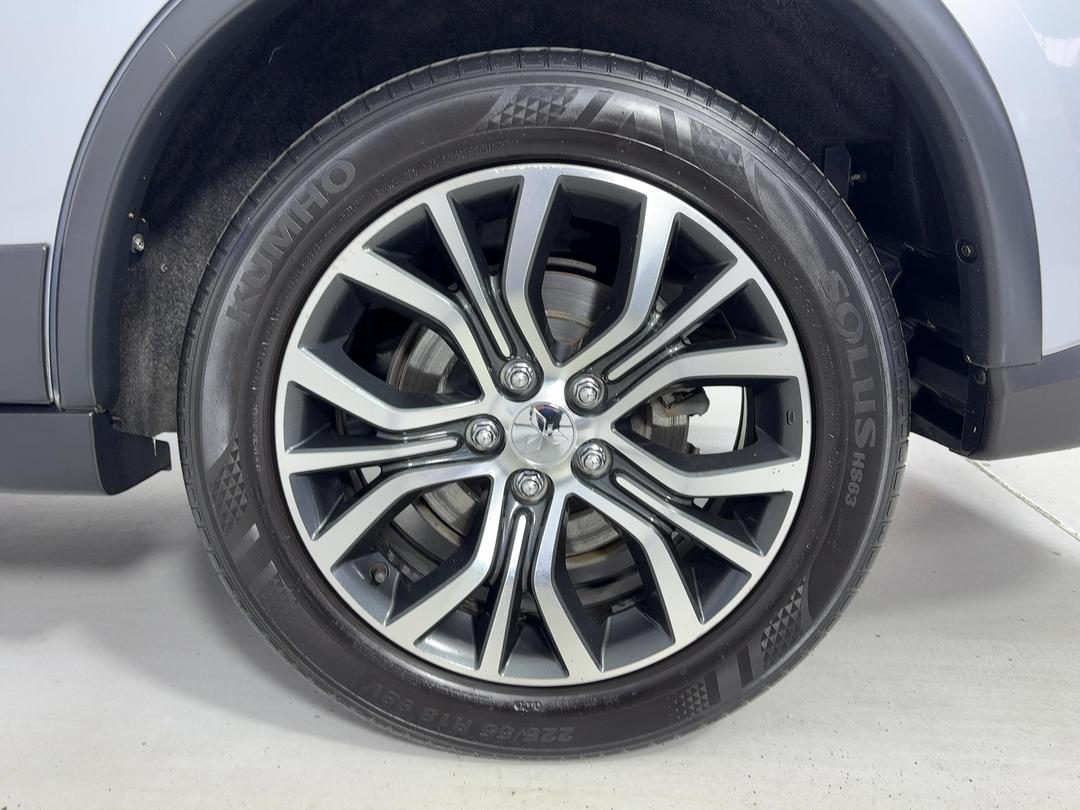 Photo '11' of Mitsubishi Outlander