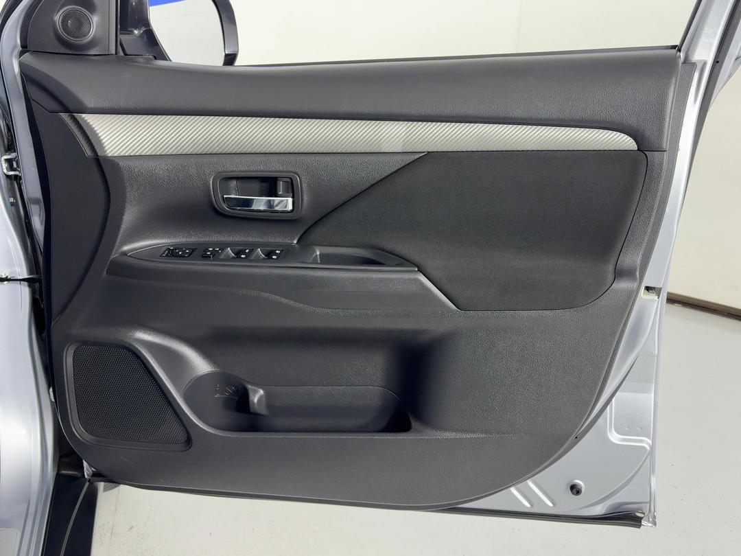 Photo '15' of Mitsubishi Outlander