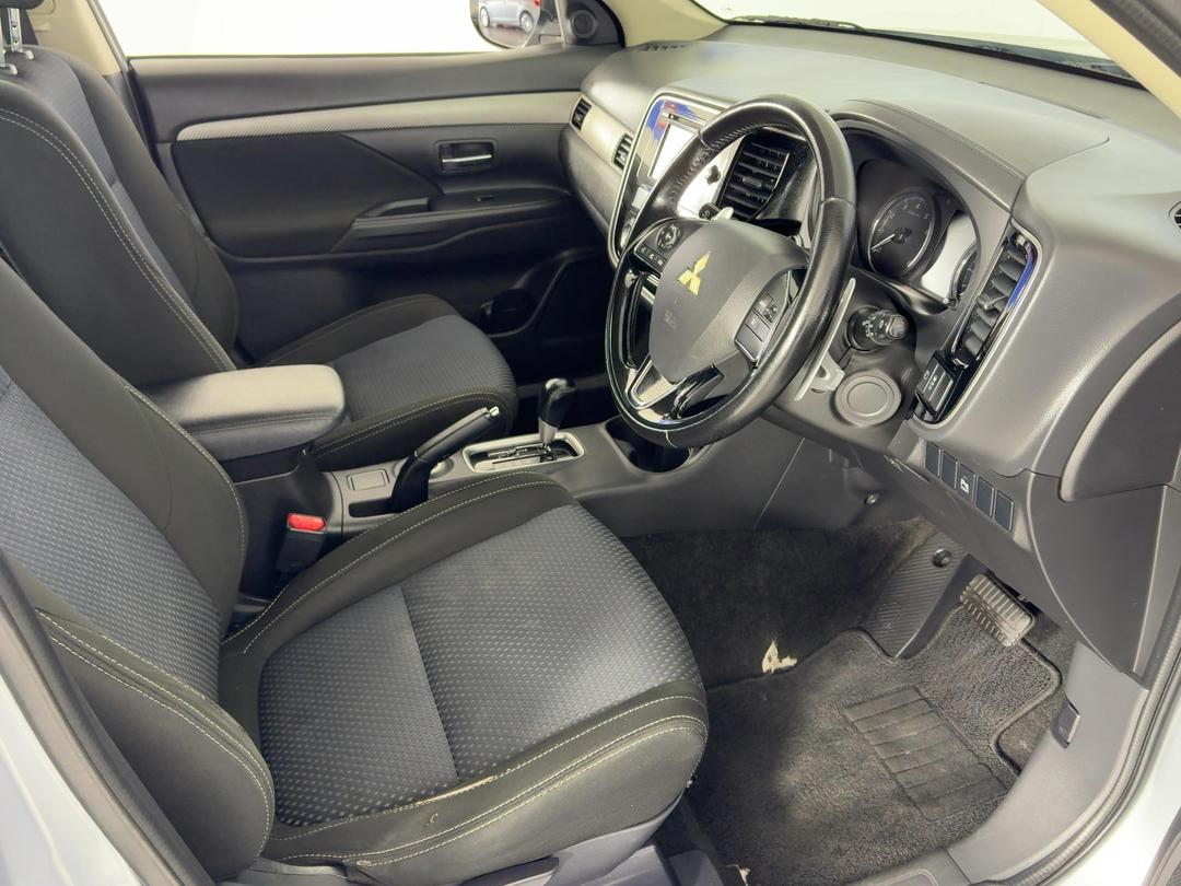 Photo '16' of Mitsubishi Outlander