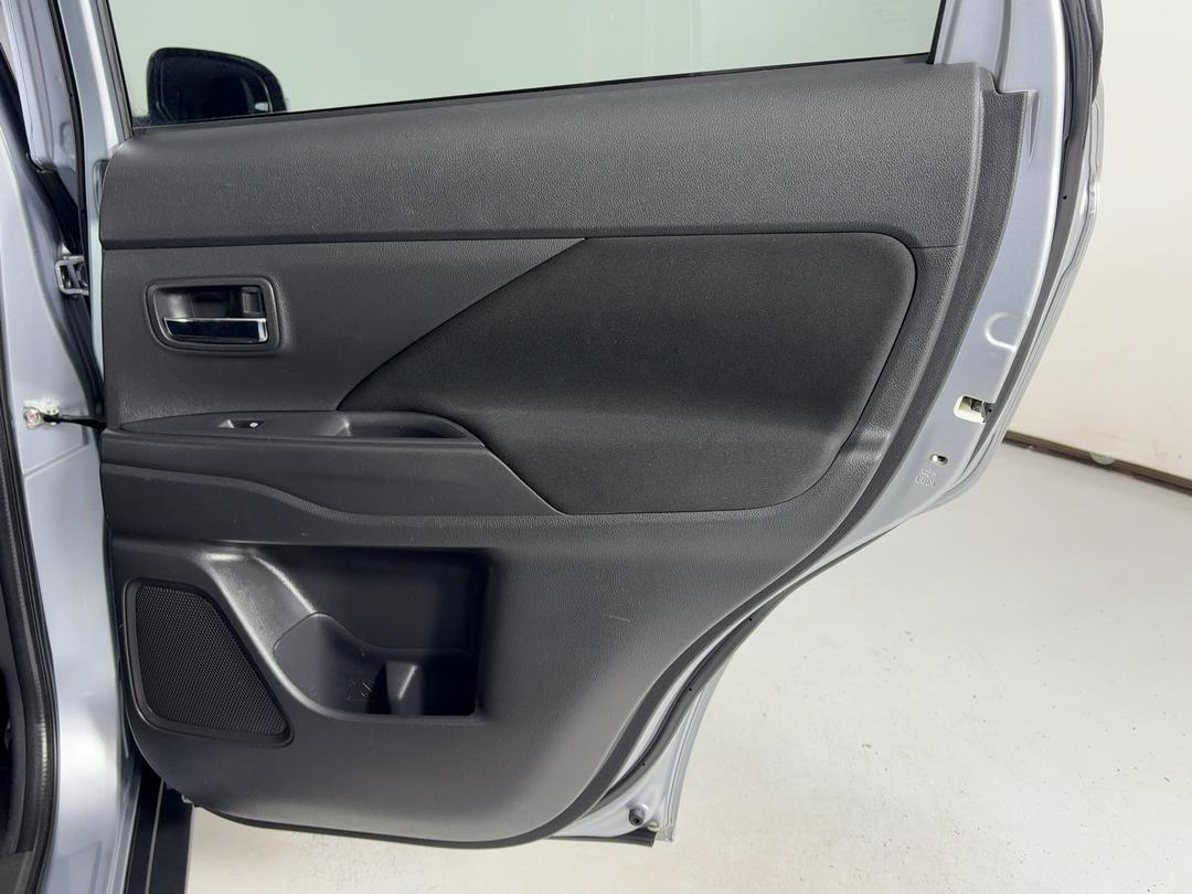 Photo '19' of Mitsubishi Outlander