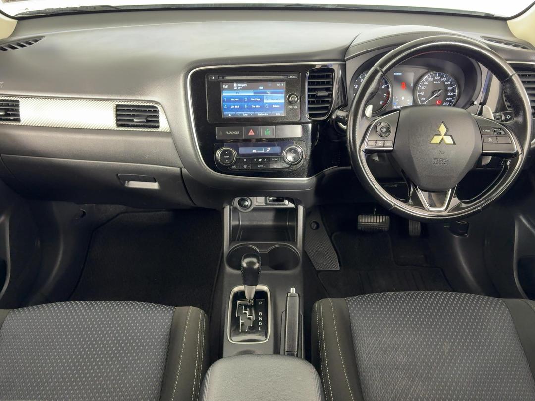 Photo '17' of Mitsubishi Outlander