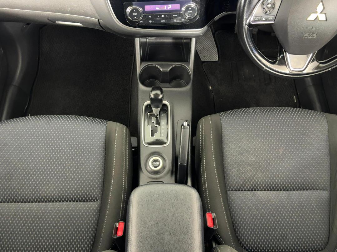 Photo '18' of Mitsubishi Outlander
