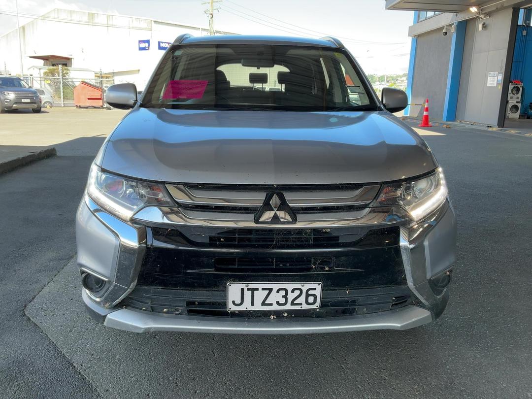 Photo '3' of Mitsubishi Outlander LS Photo '3' of Mitsubishi Outlander LS