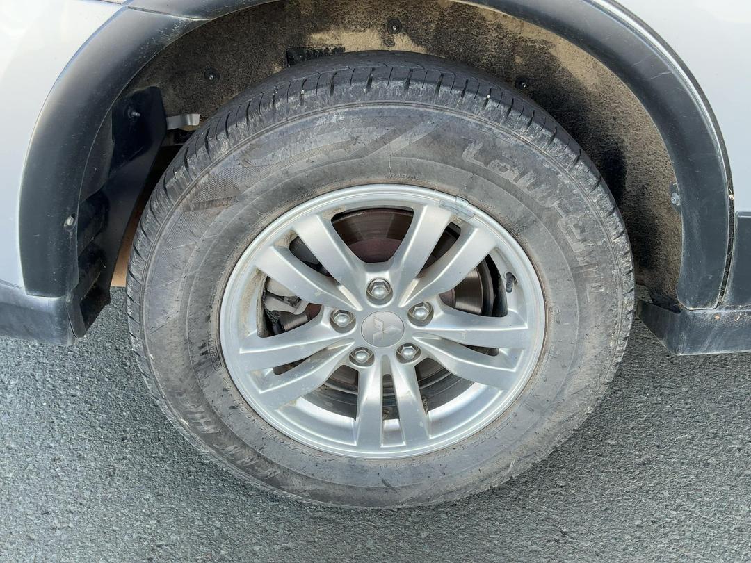 Photo '8' of Mitsubishi Outlander LS Photo '8' of Mitsubishi Outlander LS
