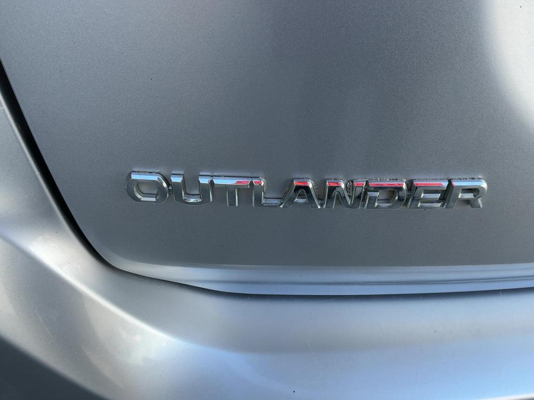 Photo '27' of Mitsubishi Outlander LS Photo '27' of Mitsubishi Outlander LS