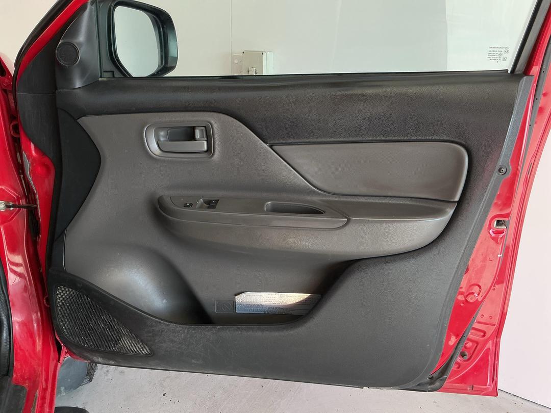 Photo '15' of Mitsubishi Triton