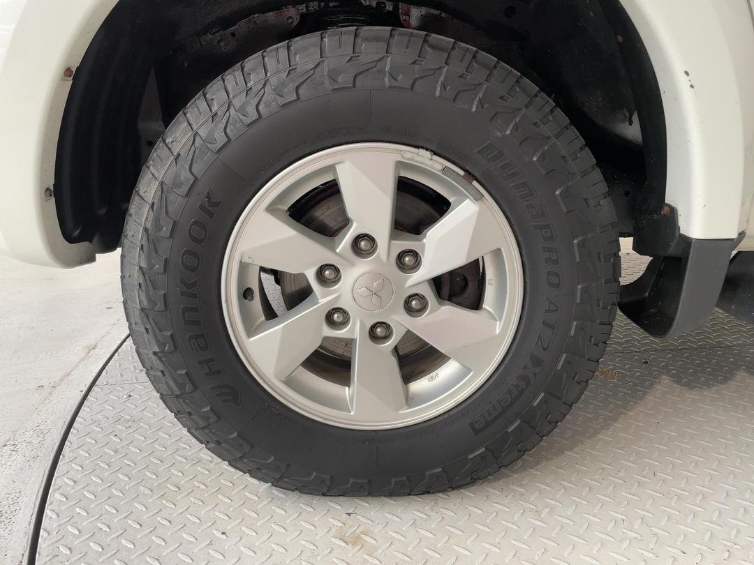 Photo '10' of Mitsubishi Triton