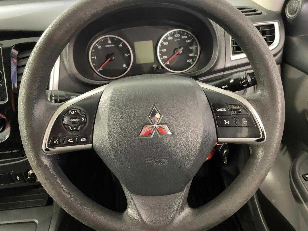 Photo '24' of Mitsubishi Triton