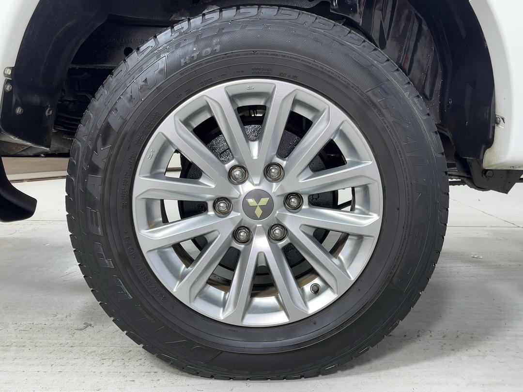 Photo '12' of Mitsubishi Triton