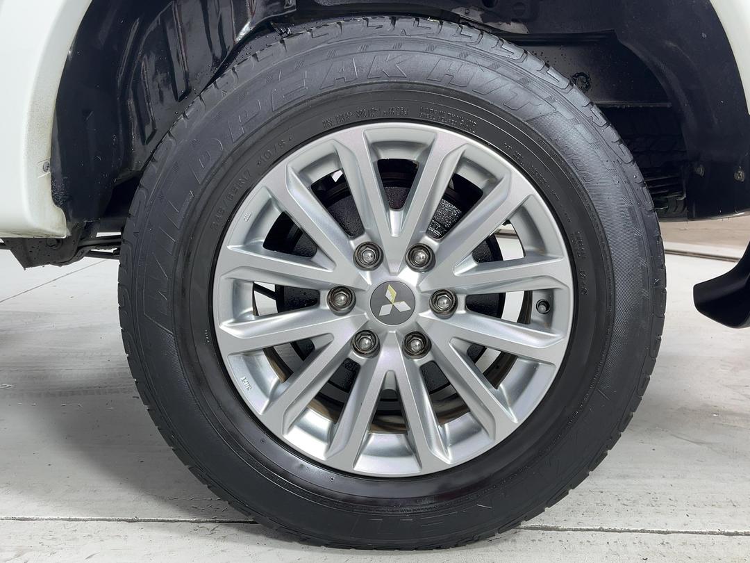 Photo '11' of Mitsubishi Triton