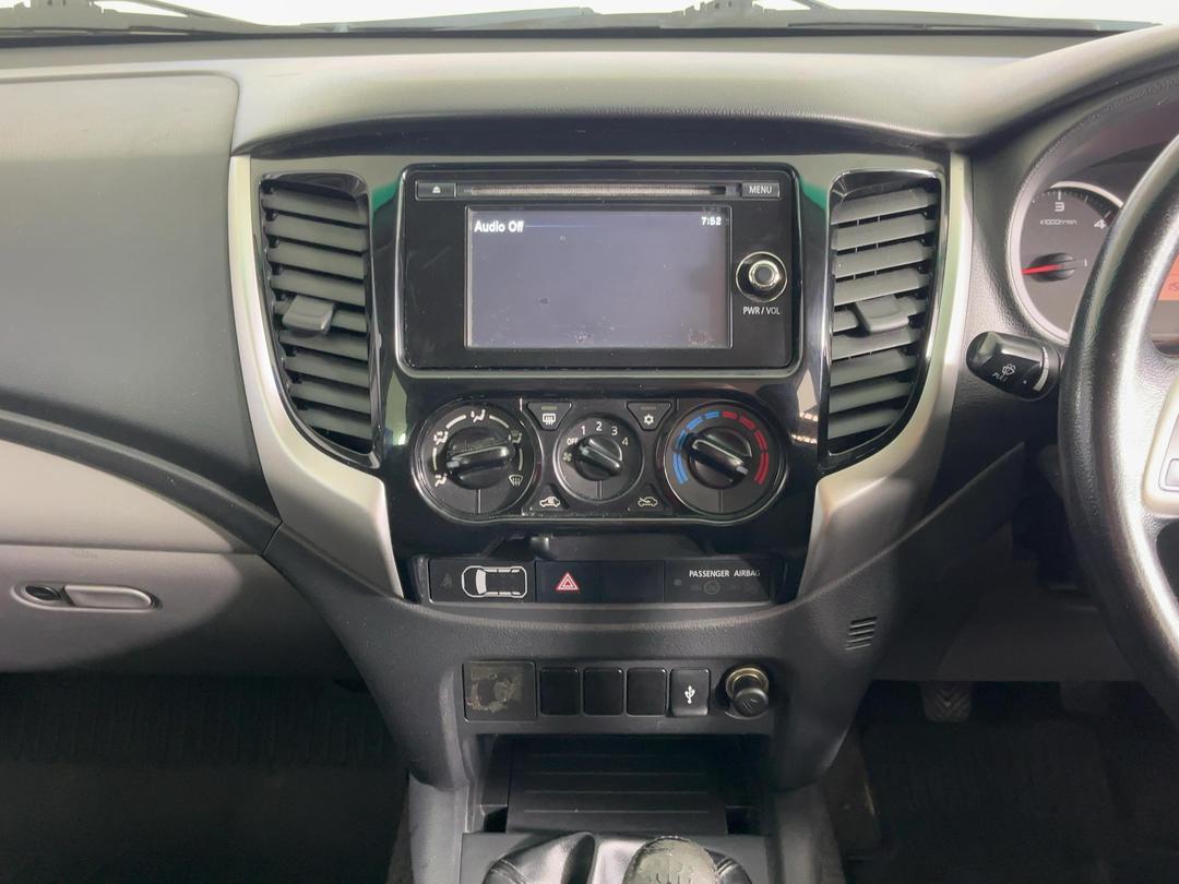 Photo '18' of Mitsubishi Triton