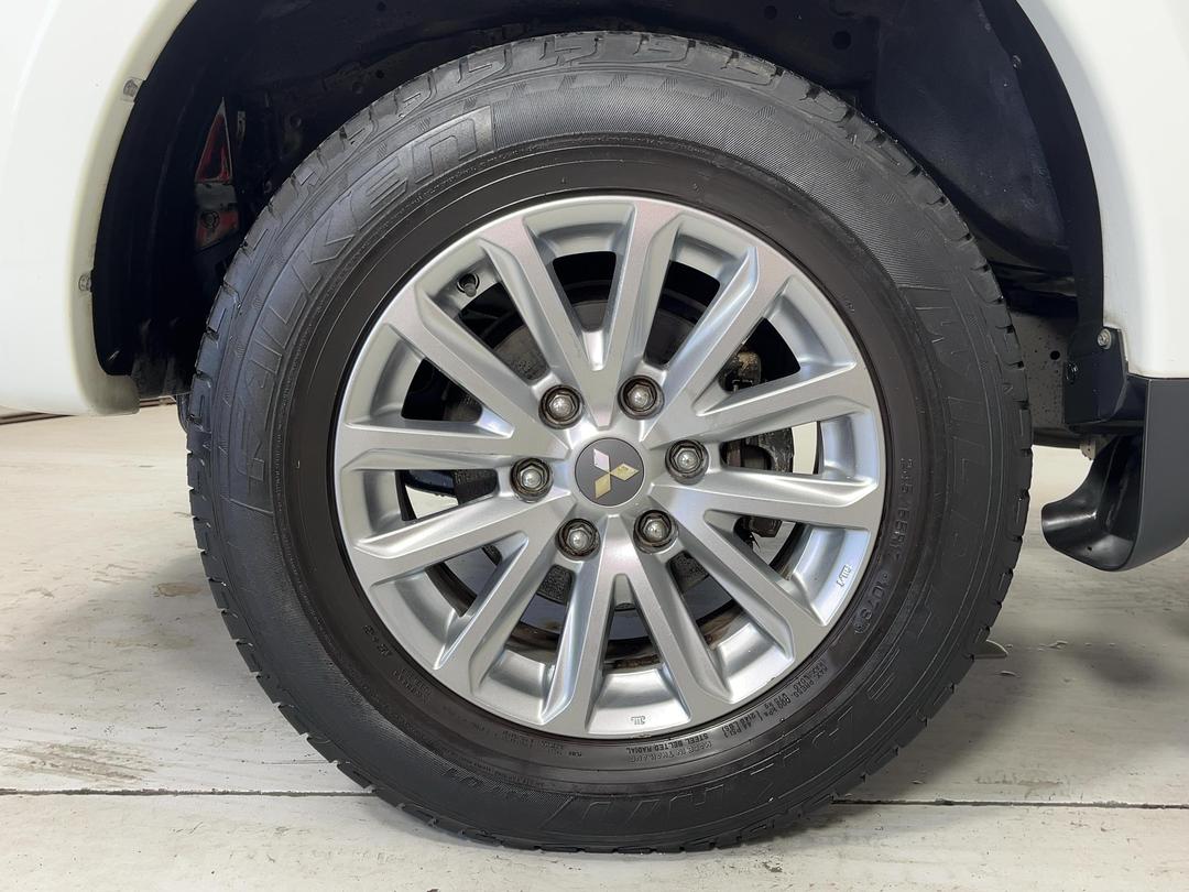 Photo '10' of Mitsubishi Triton