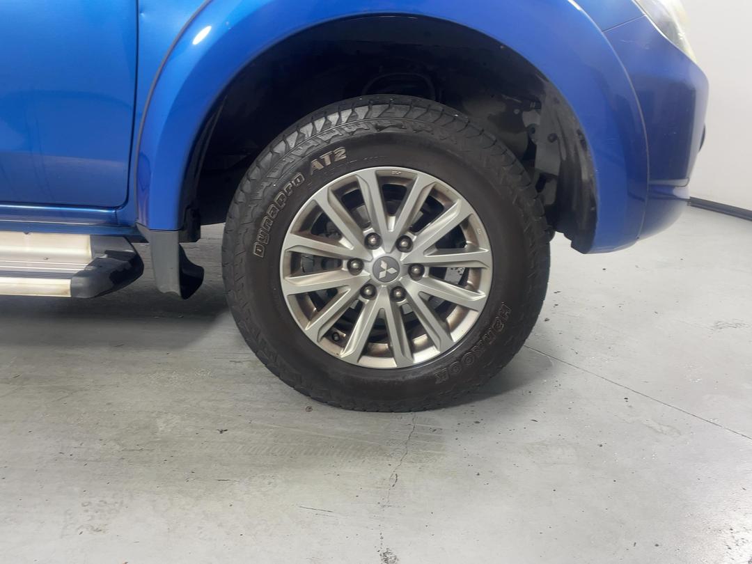 Photo '9' of Mitsubishi Triton
