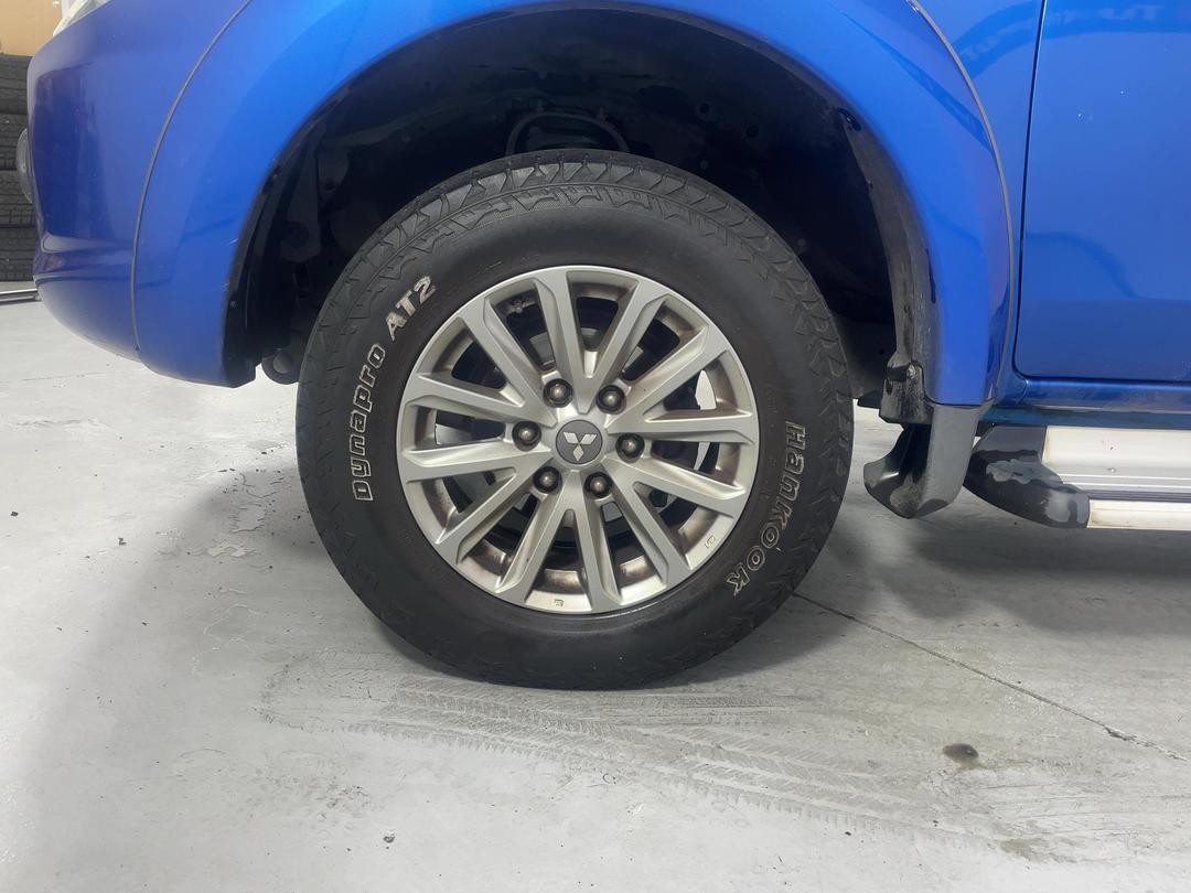 Photo '10' of Mitsubishi Triton