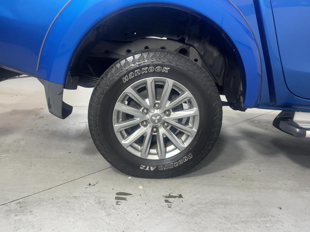 Photo '12' of Mitsubishi Triton