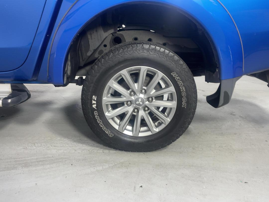 Photo '11' of Mitsubishi Triton
