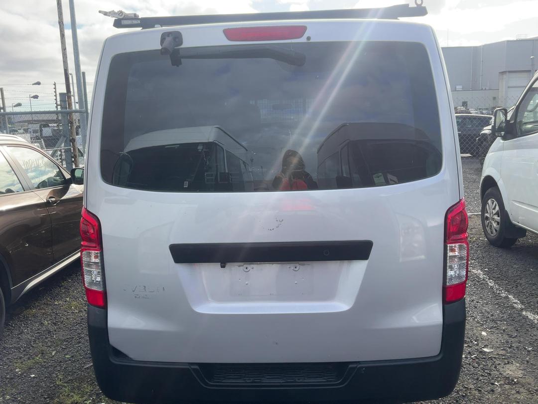 Photo '5' of Nissan NV350 Caravan