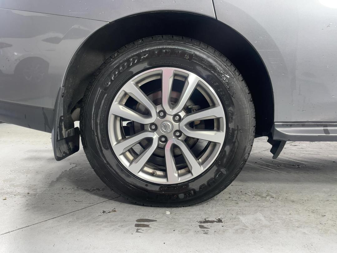 Photo '12' of Nissan Pathfinder