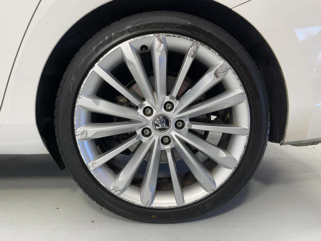 Photo '11' of Skoda Superb