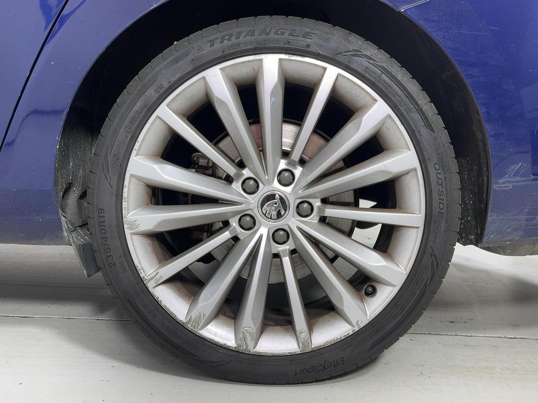 Photo '11' of Skoda Superb