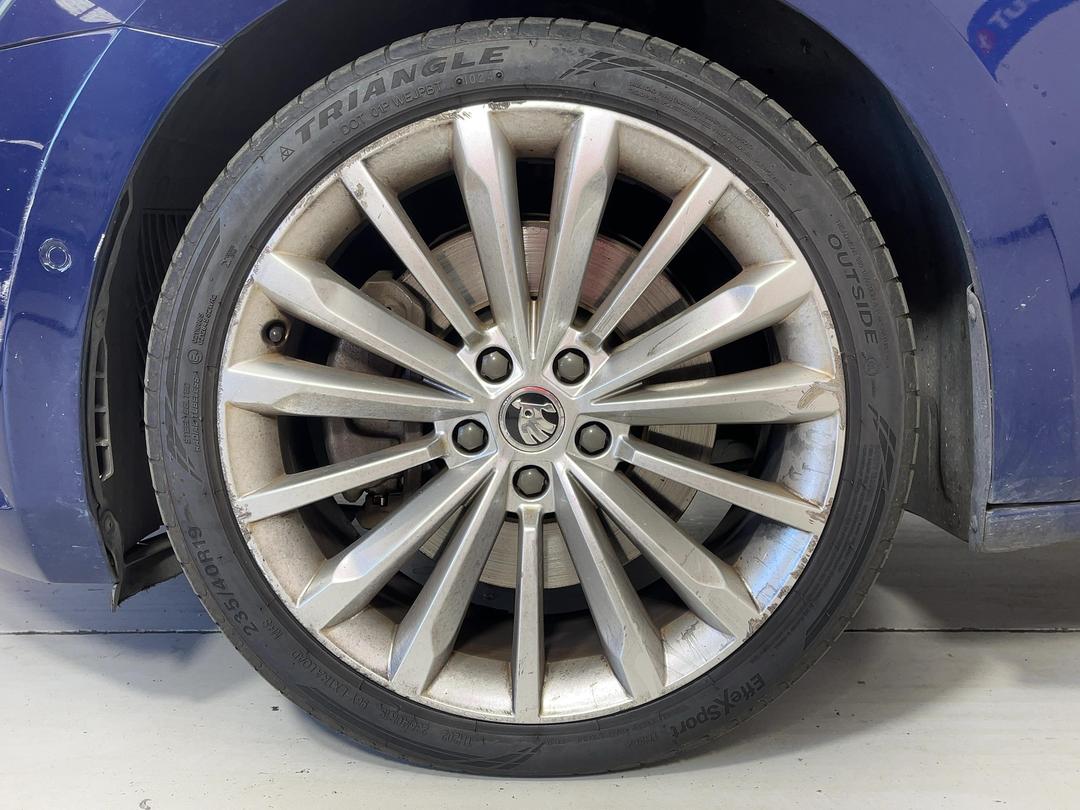 Photo '10' of Skoda Superb